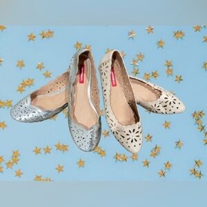 Unionbay Size 8.5 Stylish Women's Silver and Cream Flats - 2 pairs lot